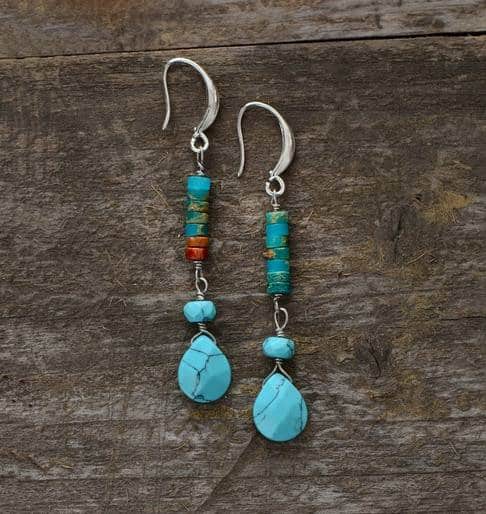 paires de boucles d'oreilles avec perles pierres bleues et rouges sur un fil avec grosse pierre en forme de goutte et fermoir argent