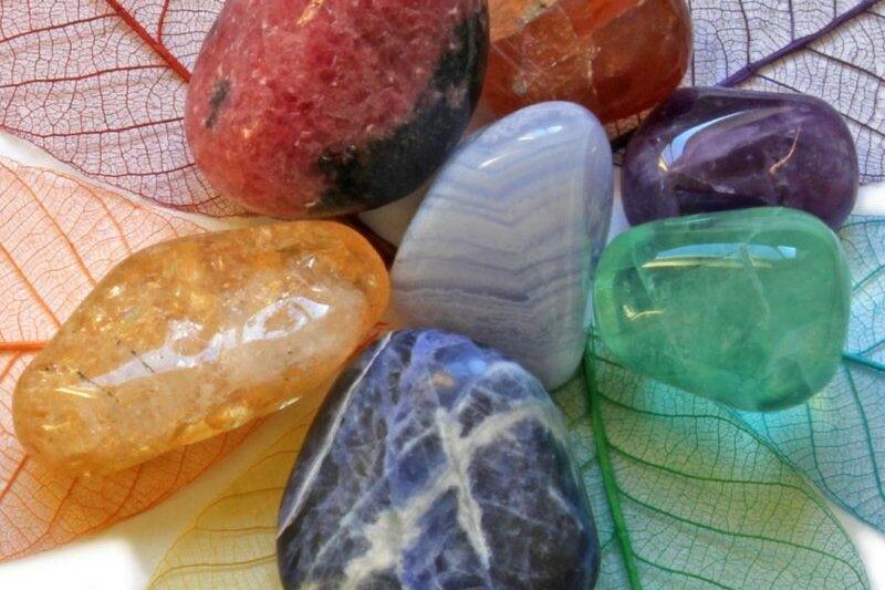 7 pierres chakras de couleurs différentes