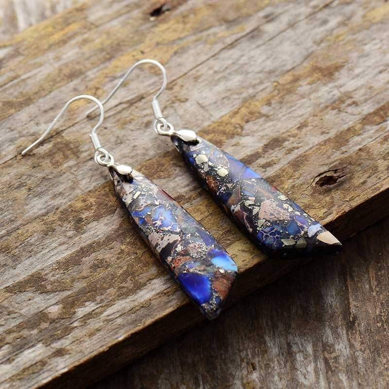 paire de boucles d'oreilles en forme de plaque de pierre allongée avec des éclats de bleus et un fermoir argent