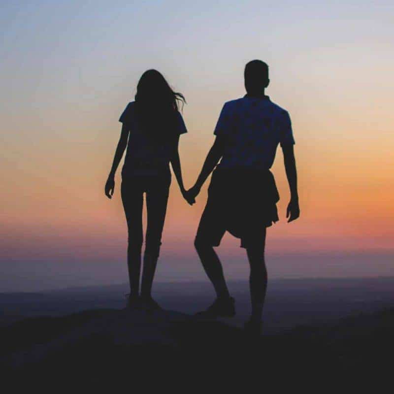 couple marchant coucher de soleil