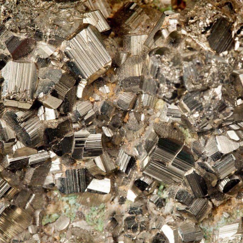 fragments de pierres de pyrite grise et marron