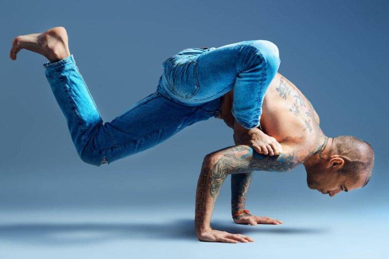 Homme pratiquant du yoga sur fond bleu