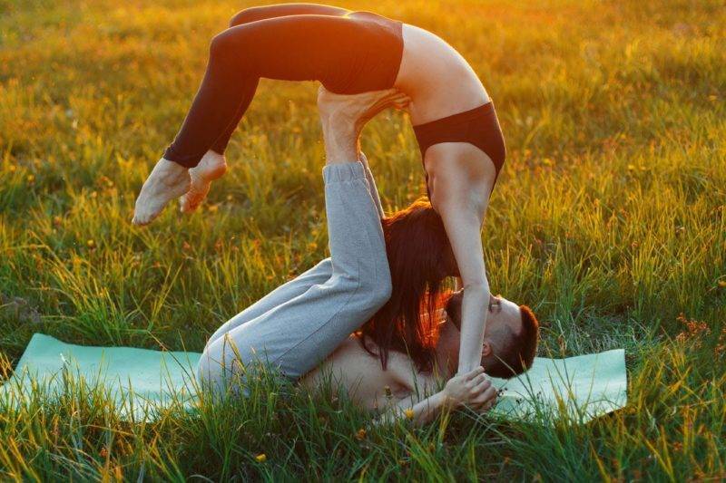 Couple pratiquant le tantra yoga