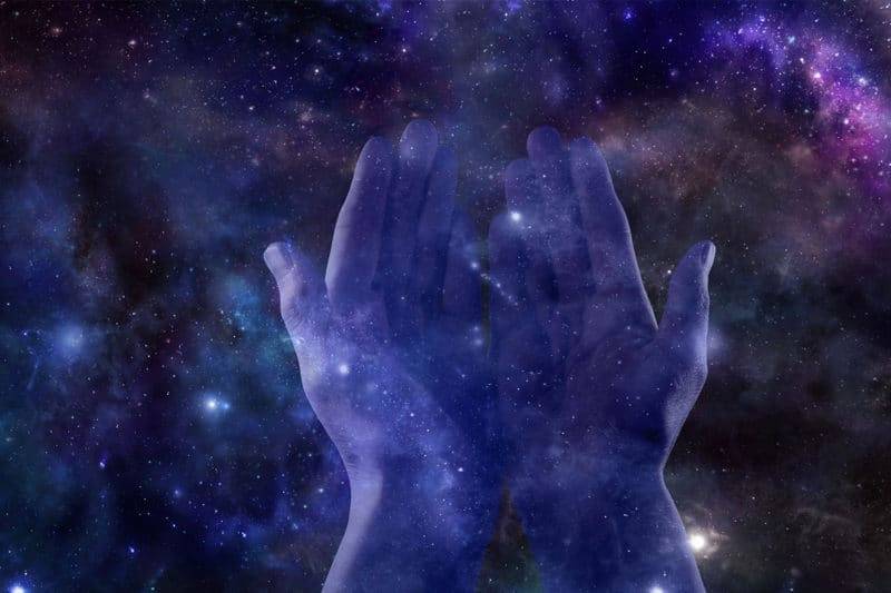 Mains soignantes sur un fond de galaxies étoilées.