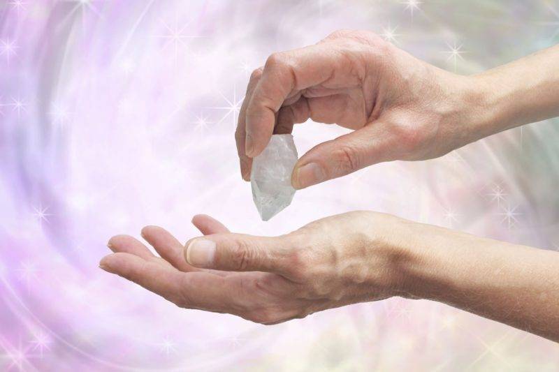 Main tenant une pierre pour méditer
