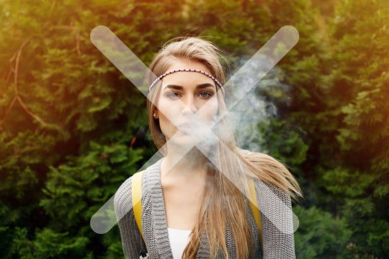 Jeune femme avec de la fumée et une croix