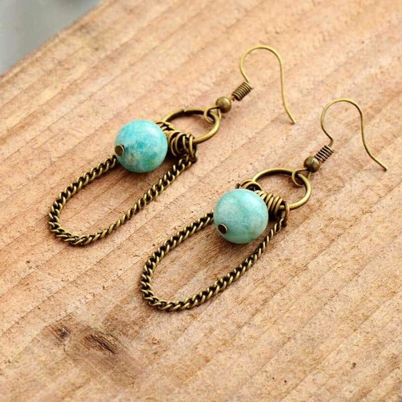 paire de boucles d'oreilles avec anneau doré et chaine dorée avec une perle pierre bleu turquoise en amazonite au centre