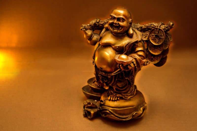 Bouddha rieur avec un bâton