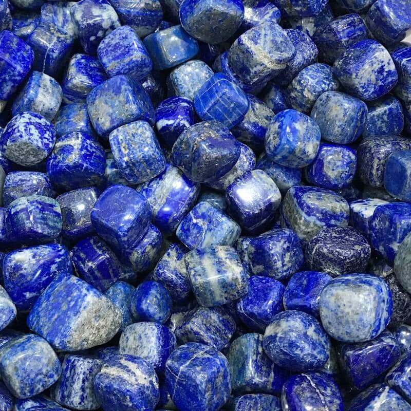 petites pierres lapis lazuli bleues