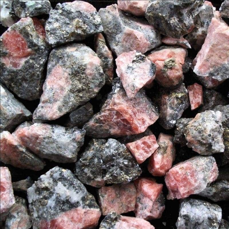 petites pierres rhodonite gris et roses les unes sur les autres