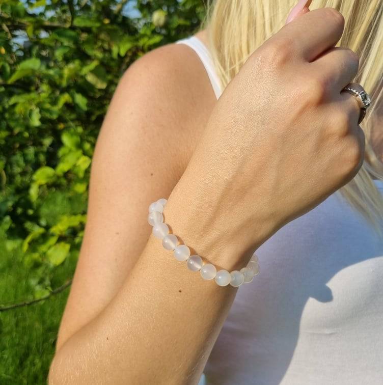 Bracelet artisanal en Agate Blanche https://www.chakras-shop.com