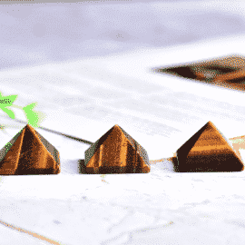 Pyramide de protection en œil de tigre https://www.chakras-shop.com