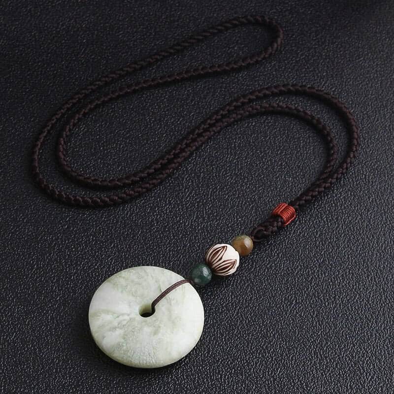 Collier pendentif pierre de Jade