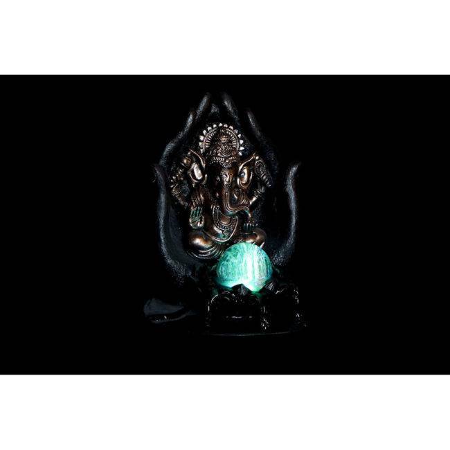 Présentation du rétroéclairage de la fontaine zen intérieur Ganesh dans une pièce sombre.