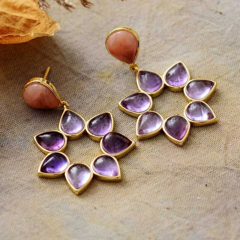 paire de boucles d'oreilles en forme de fleurs avec sept pierres violettes et une attache avec une pierre marron en forme de goutte le tout avec une armature dorée