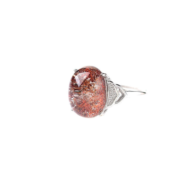 Une bague avec une armature argentée, elle est sertie d'une pierre de quartz rose naturelle.