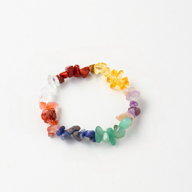 Un bracelet de plusieurs pierres naturelles de couleurs différentes sur un fond blanc.