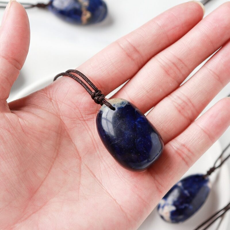 Collier en forme de goutte d’eau en sodalite