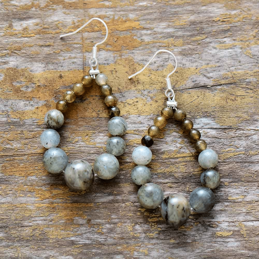 Boucles d'oreilles pendantes en forme de larme en labradorite sur fond marron