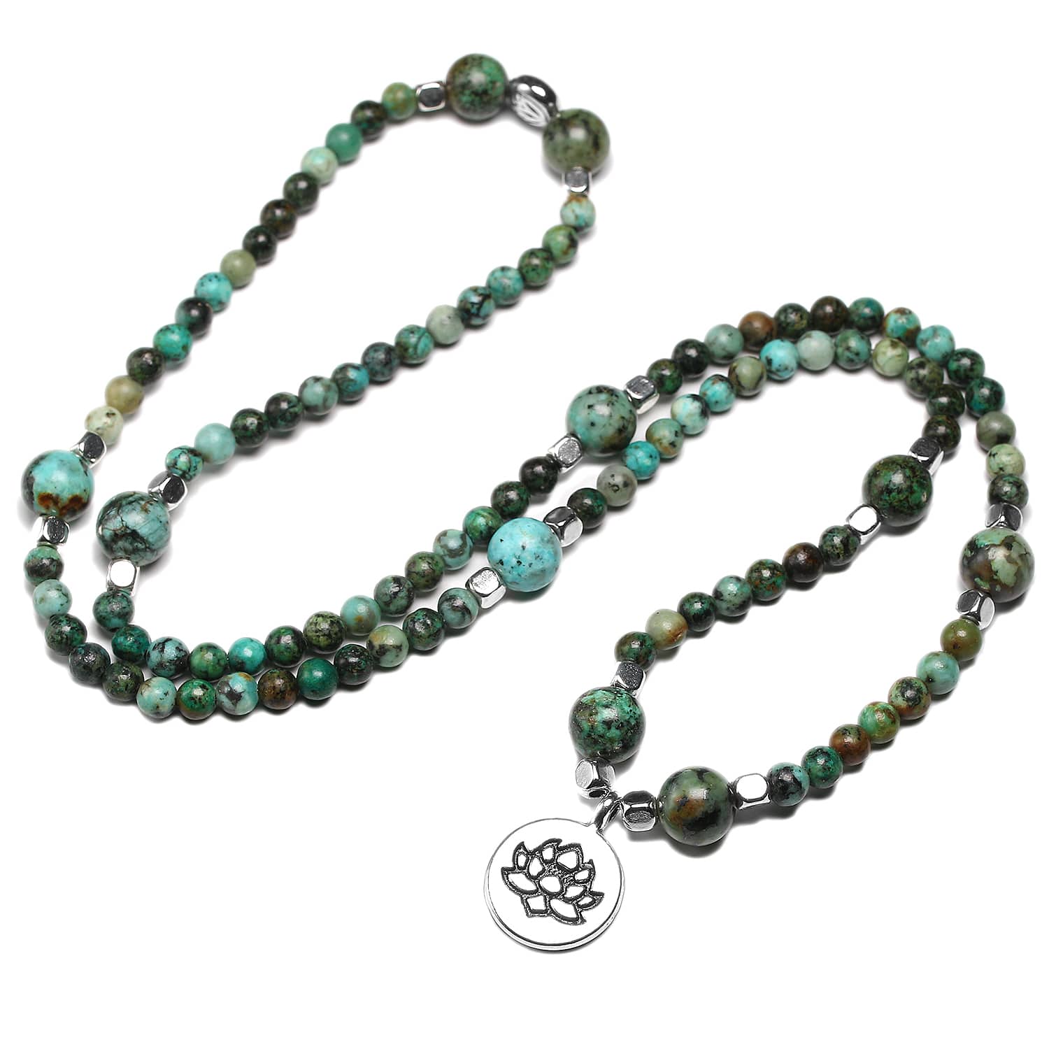 Bracelet à breloques en turquoise africaine naturelle sur fond blanc