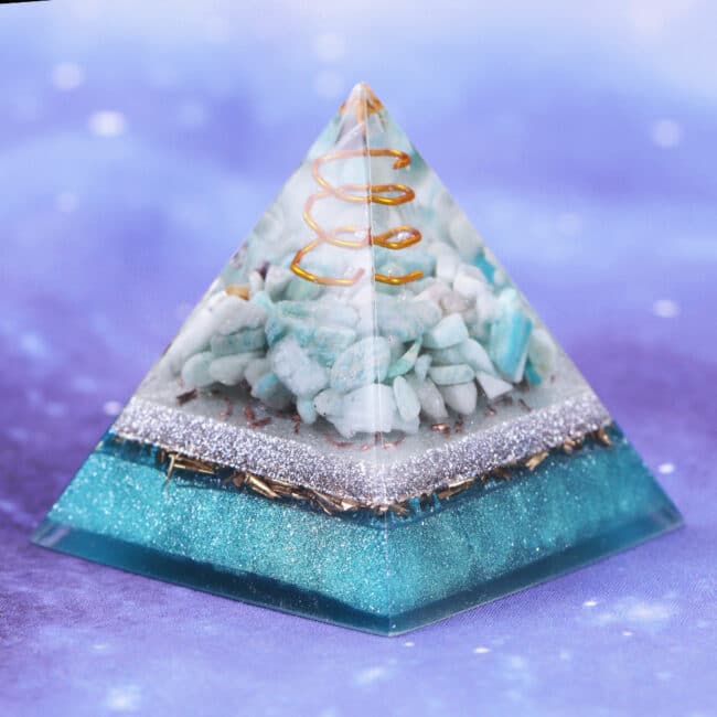 Accessoire ésotérique pyramide d'amazonite en cristal sur fond violet