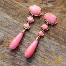 Boucles d'oreilles pendantes en pierre semi-précieuse rose pour femme sur fond marron