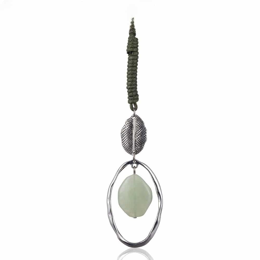 Collier long vintage en pierre verte pour femme sur fond blanc