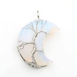 Collier avec pendentif en forme de lune en pierre naturelle sur fond blanc