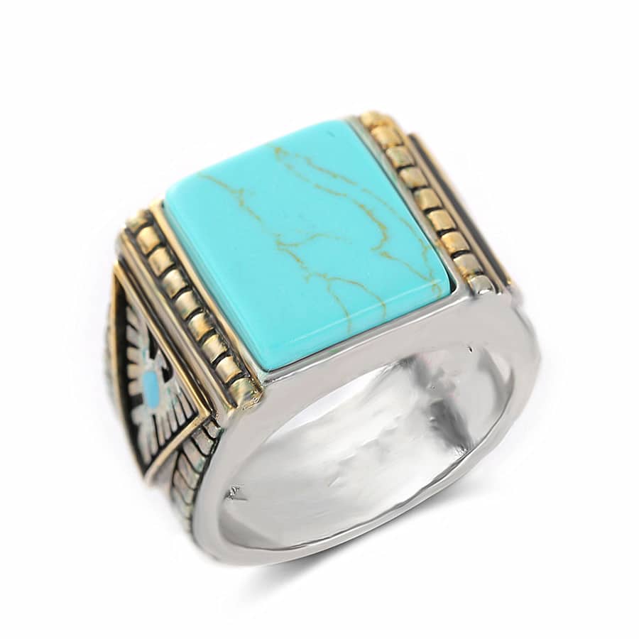 Bague carrée vintage en turquoise pour homme sur fond blanc