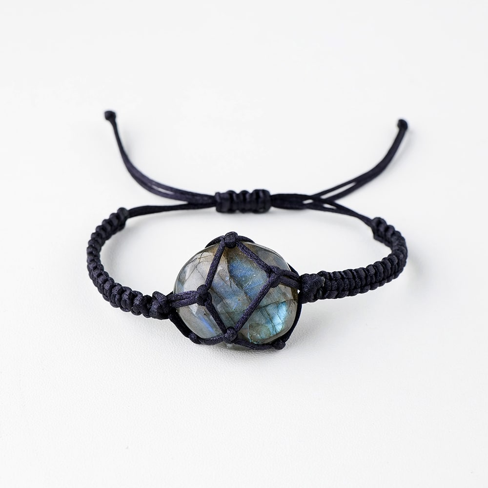 Bracelet en cristal de labradorite sur fond blanc