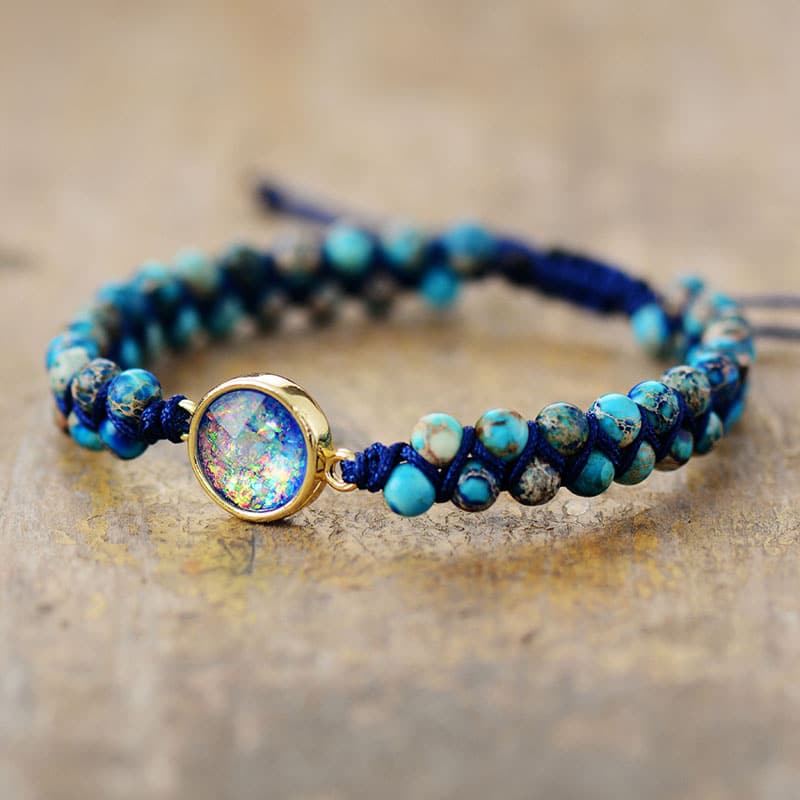 Bracelet en opale perlée pour femme sur fond marron