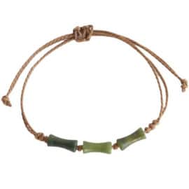 Bracelet en jade et corde tissée à la main pour femme sur fond blanc