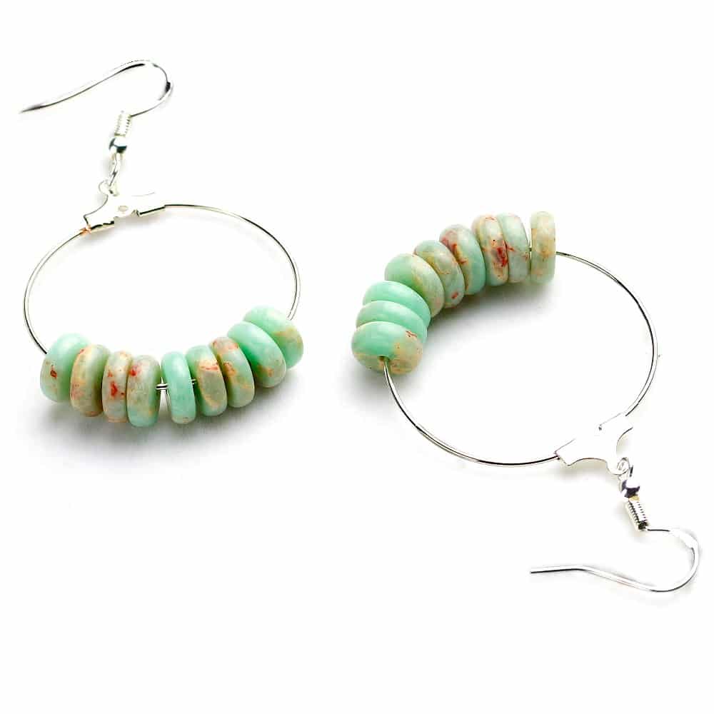 Boucles d'oreilles en pierre empereur naturelle sur fond blanc