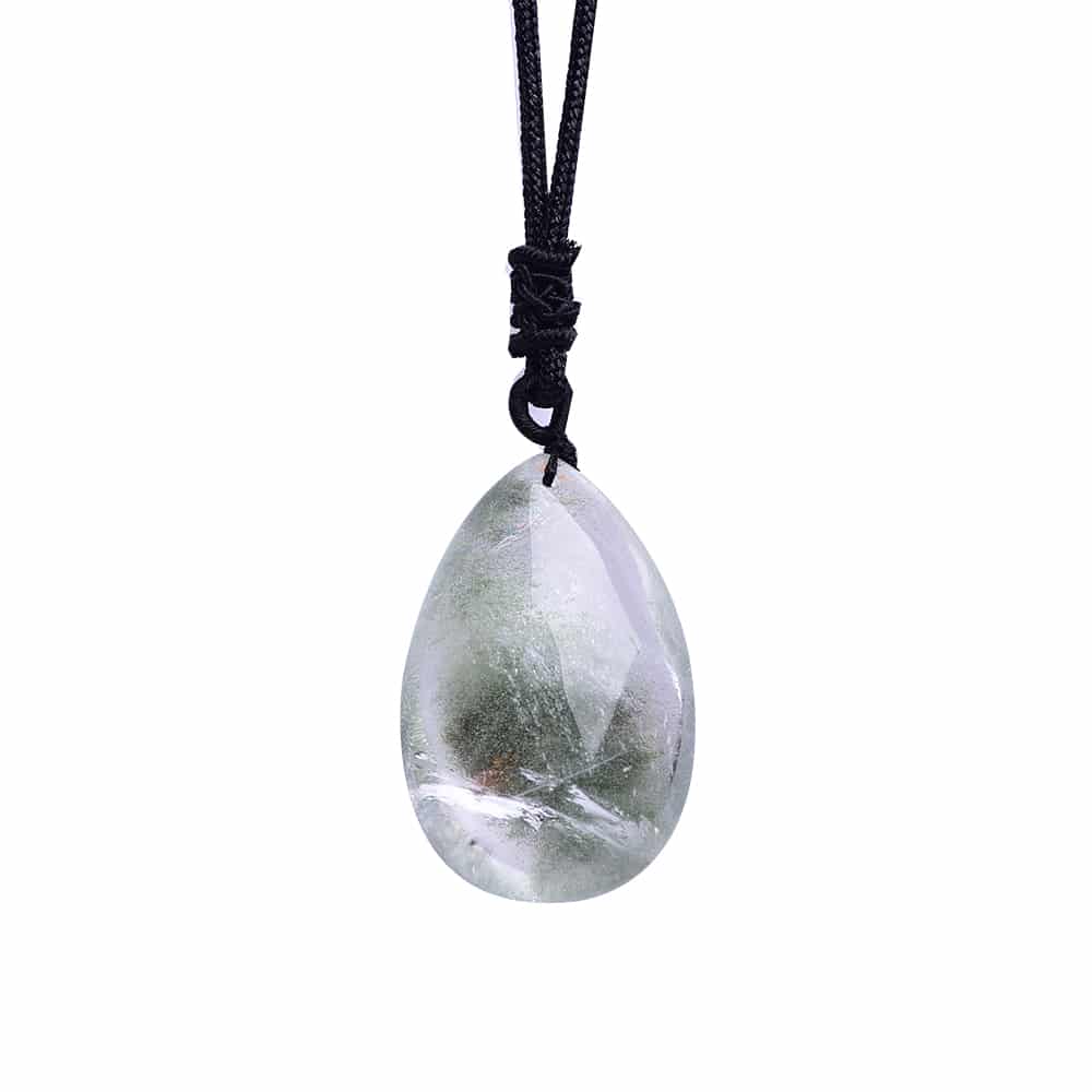 Collier de pierre vert naturel en quartz transparent sur fond blanc