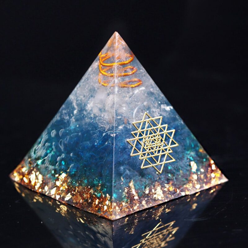 Pyramide d’orgonite avec gravier de verre bleu
