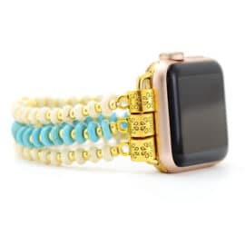 Bracelet montre intelligente élastique en turquoise et howlite sur fond blanc