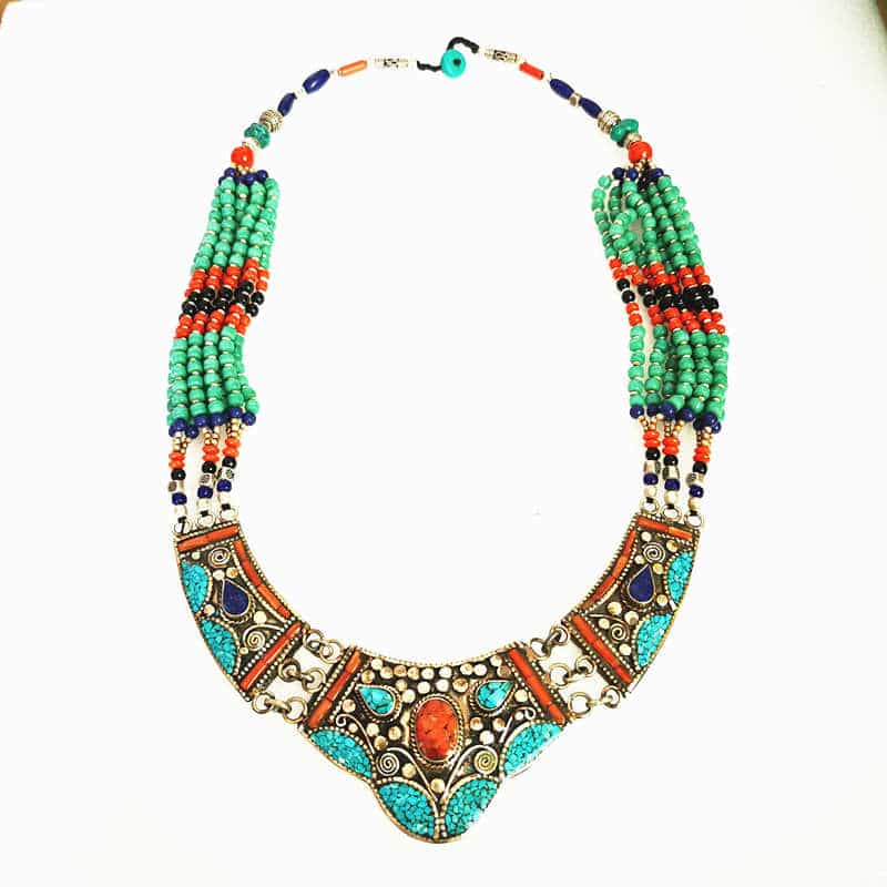 Collier tibétain vintage en cuivre et pierres naturelles sur fond blanc