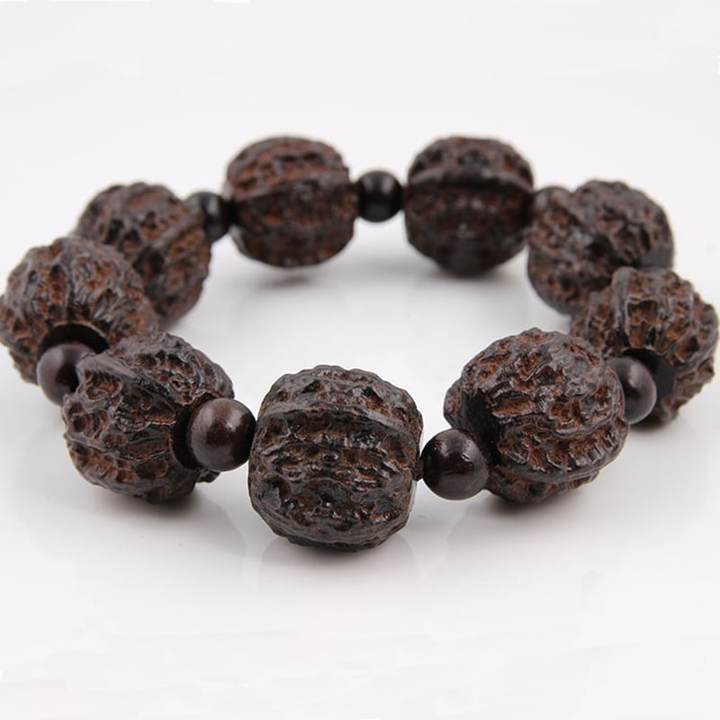 Bracelet porte-bonheur avec perles en forme de graines en bois sur fond blanc