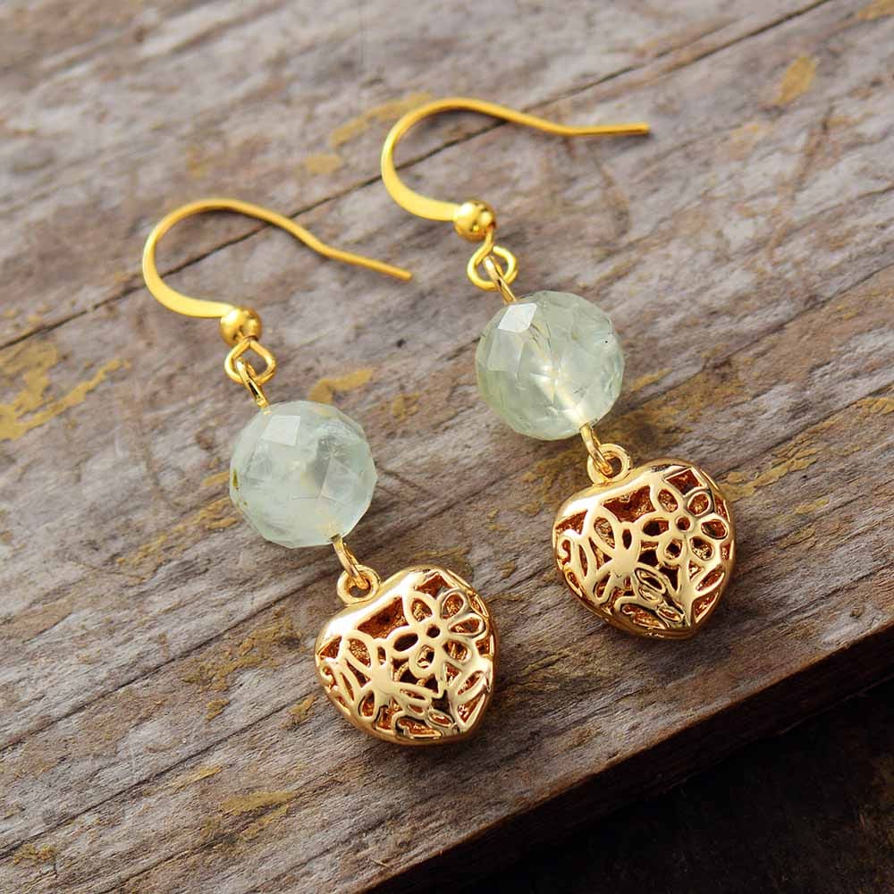 Boucles d'oreilles en pierre naturelle en forme de cœur pour femme sur fond marron