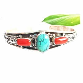 Bracelet en argent fait à la main incrusté de turquoise naturelle sur fond blanc
