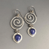 Boucles d'oreilles vintage à spirale en lapis lazuli et argent tibétain sur fond gris