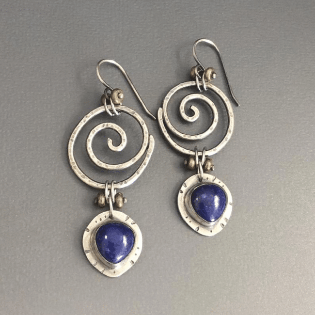 Boucles d'oreilles vintage à spirale en lapis lazuli et argent tibétain sur fond gris