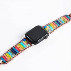 Bracelet énergétique multicolore en pierres naturelles pour montre Apple sur fond blanc