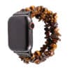 Bracelet Apple watch en pierres d'oeil de tigre sur fond blanc