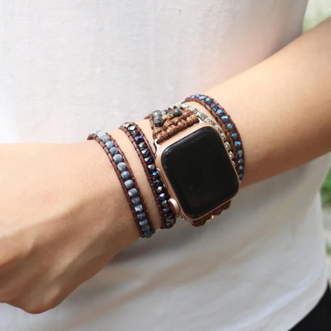 Bracelet pour Apple watch de style bohème en pierres naturelles sur le bras d'une personne avec un t-shirt blanc