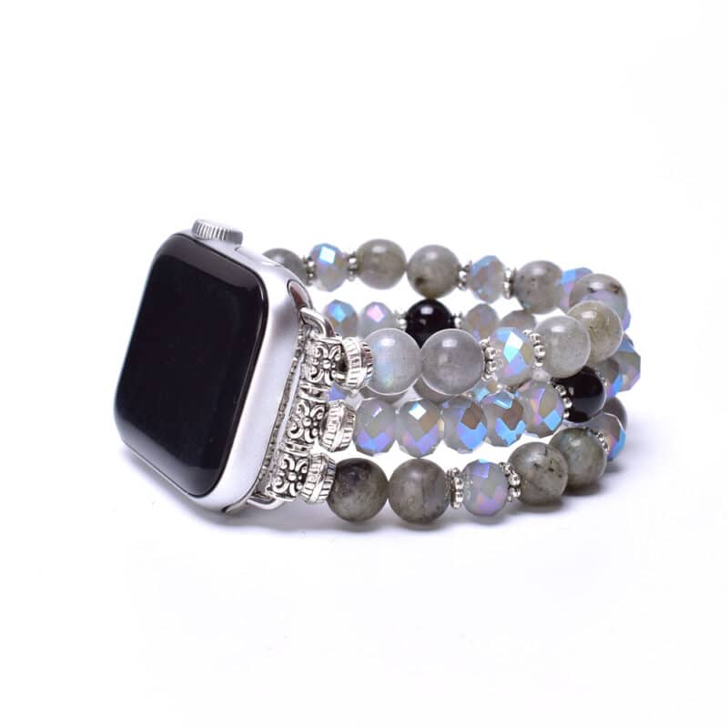 Bracelet pour Apple watch en pierres naturelles de labradorite sur fond blanc