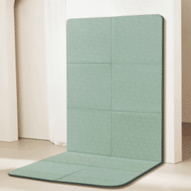 Tapis de yoga pliable et antidérapant posé sur le sol et le mur sur fond blanc