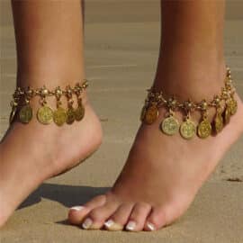 Bracelet de cheville rétro de style bohème pour femme sur les chevilles d'une femme sur la plage