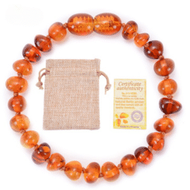 Bracelet en ambre naturel pour bébés avec certificat sur fond blanc