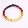 Bracelet en ambre avec dégradé naturel pour homme sur fond gris